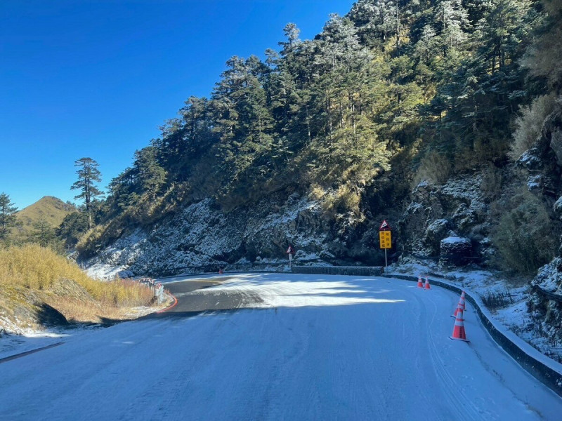 公路局今日宣布，台14甲線合歡山線翠峰至大禹嶺路段將行預警性封閉，17日上午7時候將視道路狀況公布是否開放通行。   圖：公路局／提供