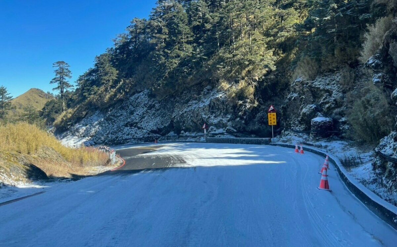 大陸冷氣團發威！高海拔路段急凍  今起合歡山部分道路禁止通行