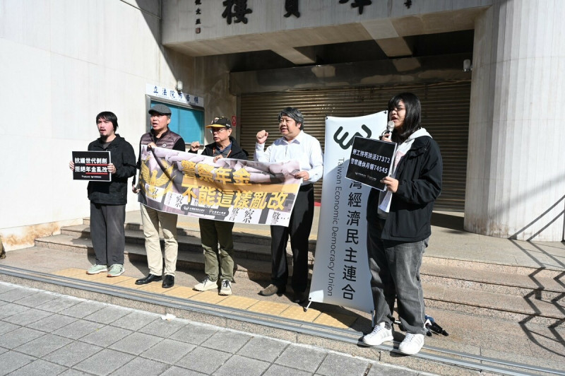 經民連、台灣勞工陣線今日召開記者會批評藍白強修警察年金，忽視世代正義、財政危機。   圖：經民連提供