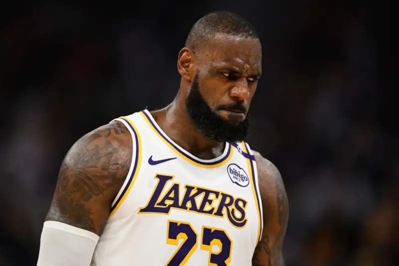 ▲昨天湖人出戰火箭，最後40秒「詹皇」LeBron James和Anthony Davis都被吹進攻犯規，最終湖人以4分之差落敗，今天裁判報告出爐，最後2分鐘所有判罰均為正確。（圖／美聯社／達志影像）   