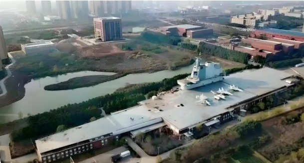 近期中國網路上流傳著一張水泥製的大型水面艦艇模型照片，吸引許多軍事愛好者關注。圖為水泥製的航母模型。   圖：翻攝自 張斌說