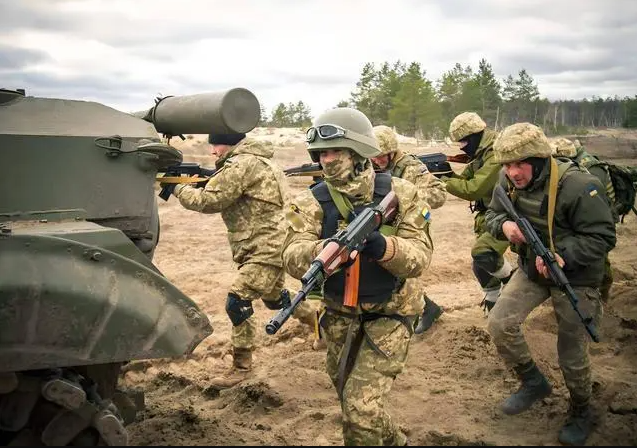 烏克蘭軍方成功截聽北韓軍隊的無線電通話，揭示其在前線面對重大損失的困境。   圖:翻攝自騰訊網