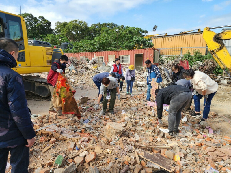 住戶前往八里暫置場認領物品，住戶共同見證工務局進行物品挖掘、分類與清理。   圖：新北市工務局/提供