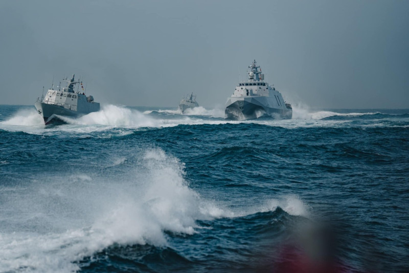 國軍「114年春節加強戰備」活動，海軍沱江級巡邏艦(圖右)與近岸作戰打擊兵力「光華六號飛彈快艇」(圖左2艘)，操演濱海打擊作戰。   圖：翻攝「臉書」國防部發言人粉絲專頁