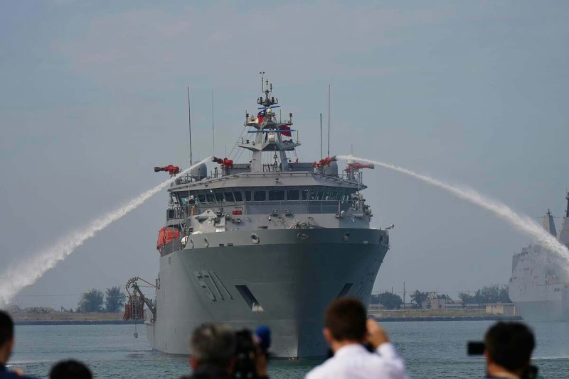 海軍最新型救難艦「大武艦」在今年2月下旬進行拖船訓練時，發生左俥纏絞拖纜變形事故，導致左側大軸變形及減速齒輪磨耗。經海軍調查後，確認事故主因為艦長操縱失當，已對其進行檢討並調職。   圖：翻攝「臉書」國防部發言人粉絲專頁