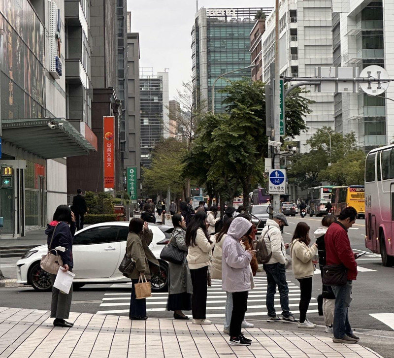 李至晟表示，今晚到週日中層水氣持續減少，全台將由濕冷轉為乾冷天氣。   圖：民眾／提供