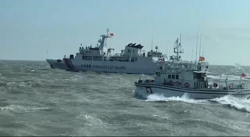 中國海警船滋擾金門海域，海巡艇監控應對。   圖：海巡署提供