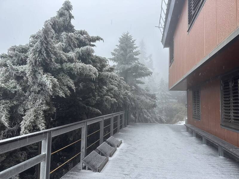 強烈大陸冷氣團挾帶水氣南下，玉山今早下雪，7點20分主峰積雪達0.5公分。   圖：玉管處 ／ 提供