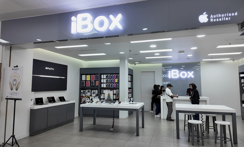 蘋果iPhone 16遭印尼政府禁售，印尼經銷商iBOX內仍僅販售iPhone15和其他蘋果產品。   圖：中央社