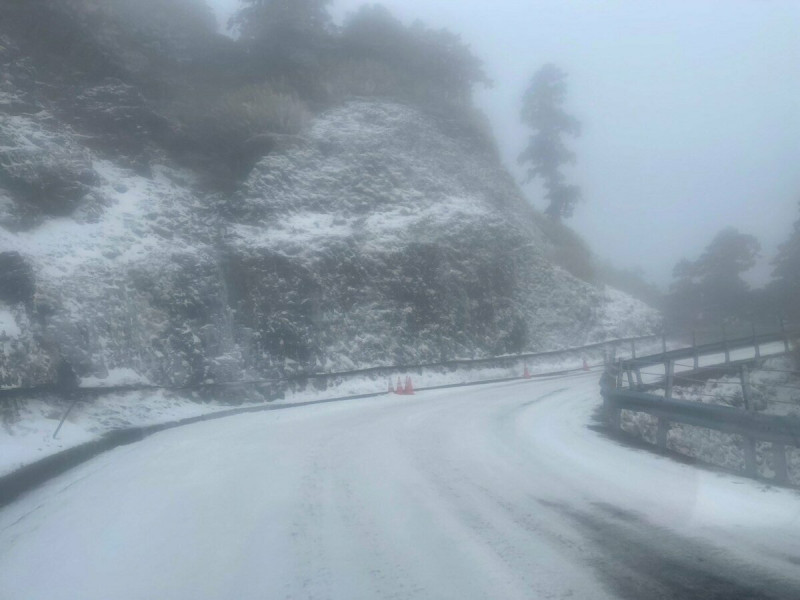 受強烈大陸冷氣團影響，合歡山高海拔路段接連出現路面結冰情形。   圖：公路局中區養護分局／提供