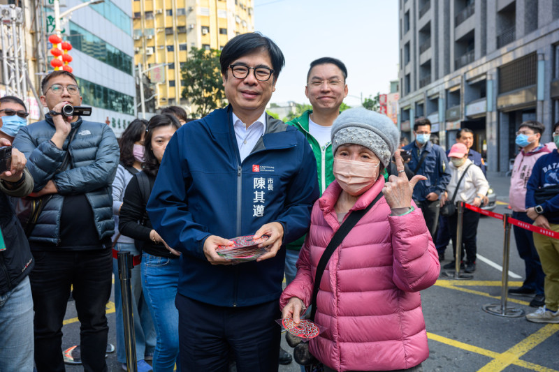 陳其邁(前排左)與今年首位領取蛇年小紅包的蘇小姐(前排右)。   圖：高雄市經發局提供