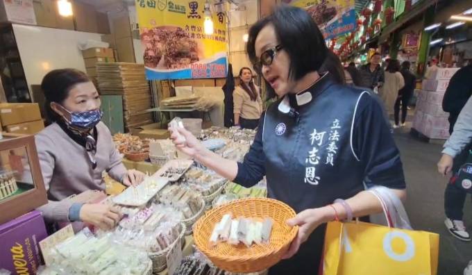 柯志恩「主婦魂」上身，自掏腰包購買年貨。   圖：孫家銘翻攝