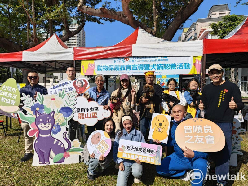 台南市流浪動物愛護協會攜手台南市議員曾之婕服務處、丸市集、龍山里及多個公益團體，共同舉辦「動保環保蛇麼都有」活動，堪稱2025年開春最大規模的迎新送舊跳蚤市集。   圖：黃博郎／攝