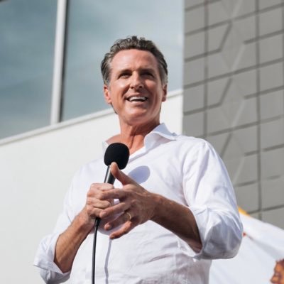 加州州長加文 · 紐森（Gavin Newsom）已部署超過 1400 名消防員進行救援，並呼籲對消防栓水壓下降的報告展開調查。   圖:擷自Gavin Newsom 個人X帳號