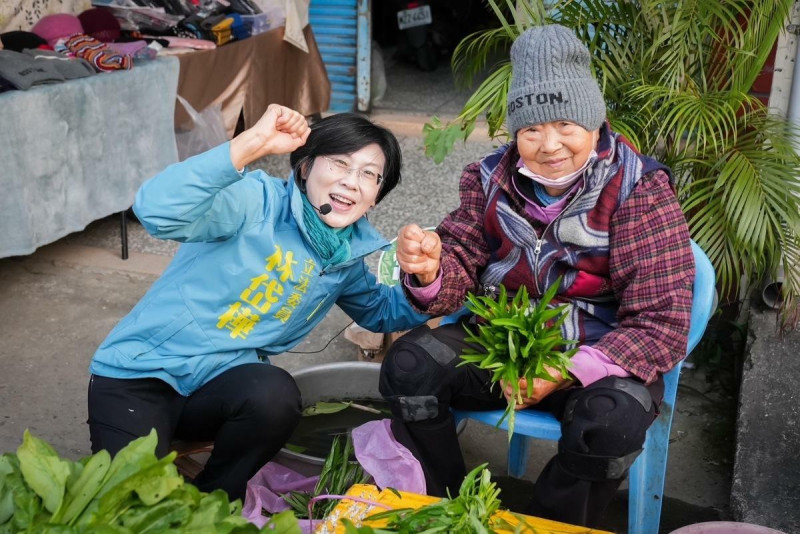 林岱樺(左)到美濃市場為賣阿婆打氣。   圖：林岱樺服務處提供