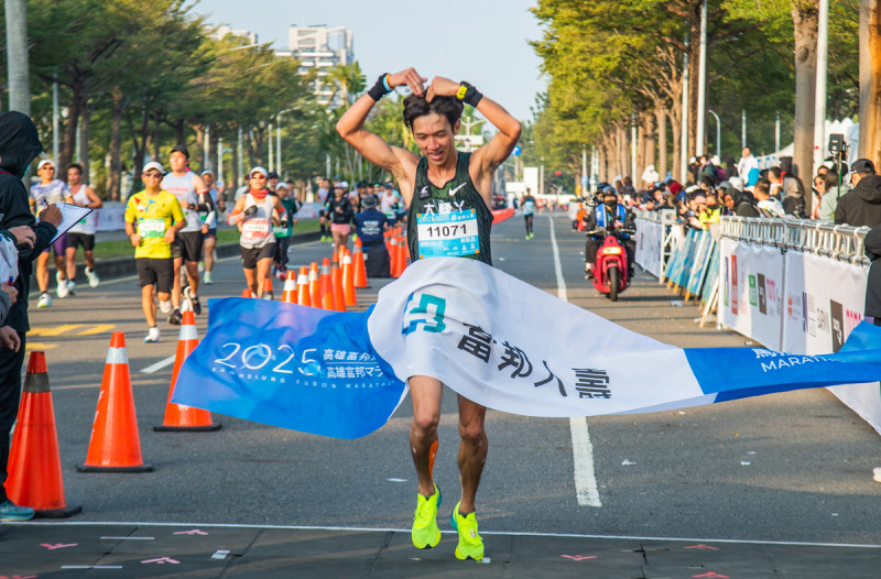 國內全馬男子組第一名由林秋杰破個人最佳紀錄勇奪寶座。   圖：高雄市運發局提供