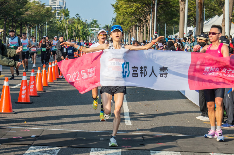 國內全馬女子組第一名由高雄在地選手黃馨儀獲得。   圖：高雄市運發局提供