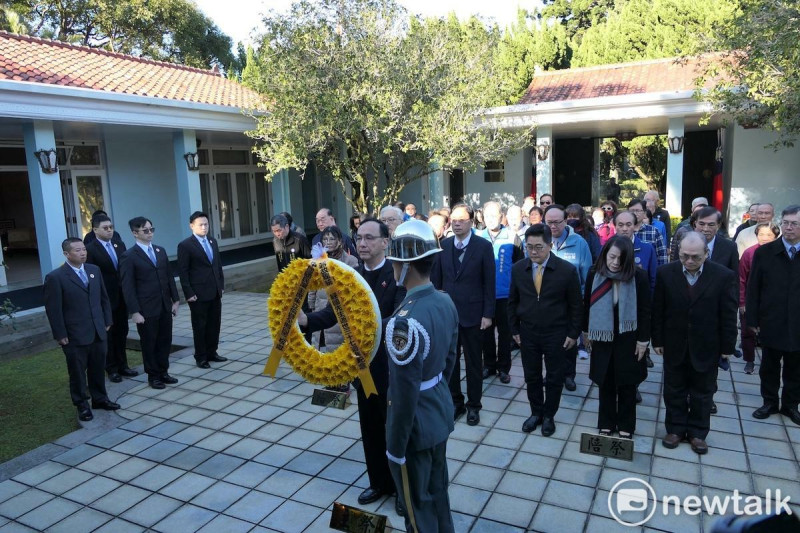 朱立倫率國民黨黨務主管到桃園頭寮陵寢謁陵。   圖：林昀真/攝