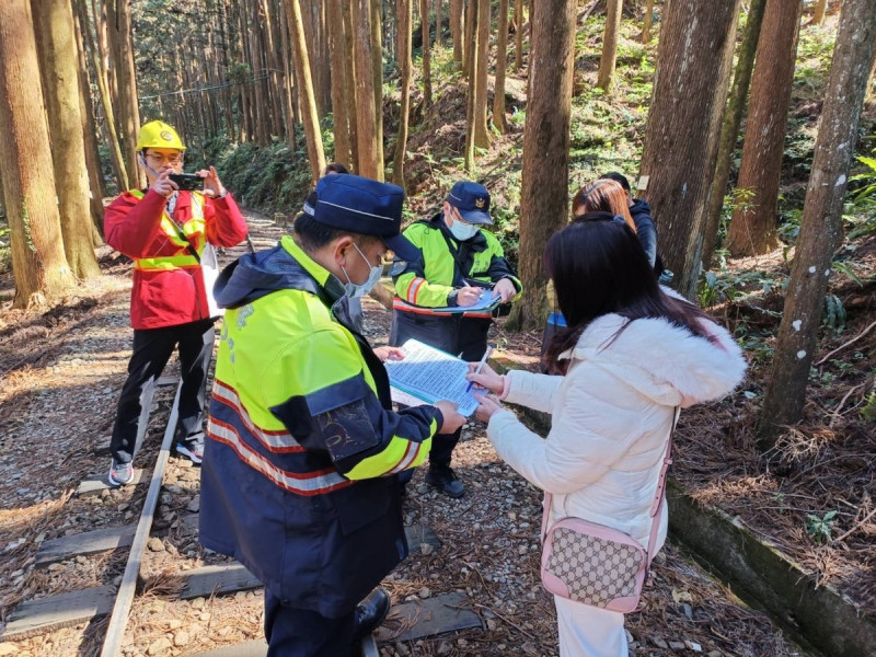 林鐵處表示，今日上午會同嘉義縣警方前往軌道區取締時，當場發現5名遊客違規行走於軌道區內。   圖：林鐵處／提供