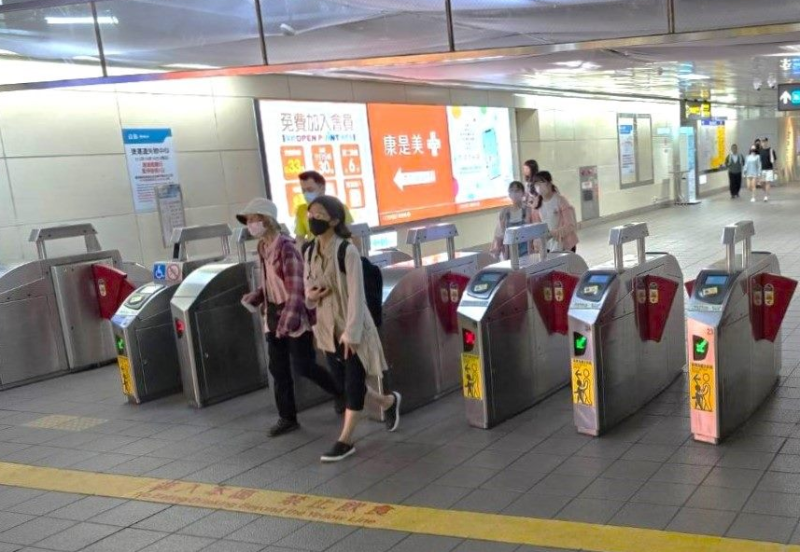 台北捷運公司表示，目前正全面汰換捷運閘門，旅客有望在年底前使用電子支付方式進站。   圖：擷取自台北捷運公司官網