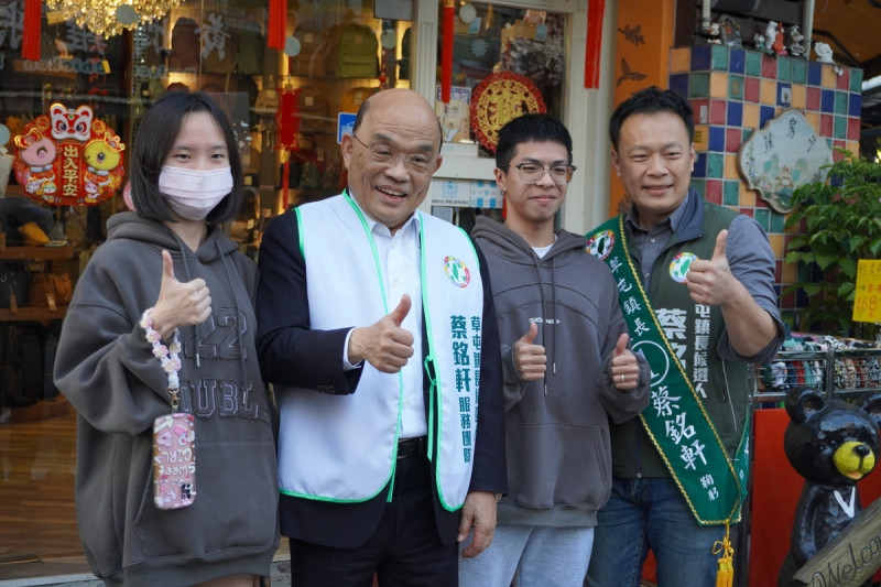 民進黨草屯鎮長補選候選人蔡銘軒（右）今天持續掃街，籲一定要選對的人。   圖：取自蔡銘軒臉書（資料照）