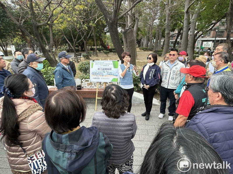 針對仁德區污水下水道系統第二期工程主、次幹管施工所引發的設計及工法疑慮，立法委員陳亭妃偕同東區崇明里長李仁慈，邀集內政部國土管理署、台南市政府工務局、水利局等相關單位，針對中華東路三段之污水下水道設計進行現地會勘。   圖：陳亭妃服務處提供