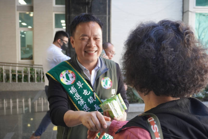 民進黨草屯鎮長補選候選人蔡銘軒受到關注。   圖：翻攝自蔡銘軒臉書