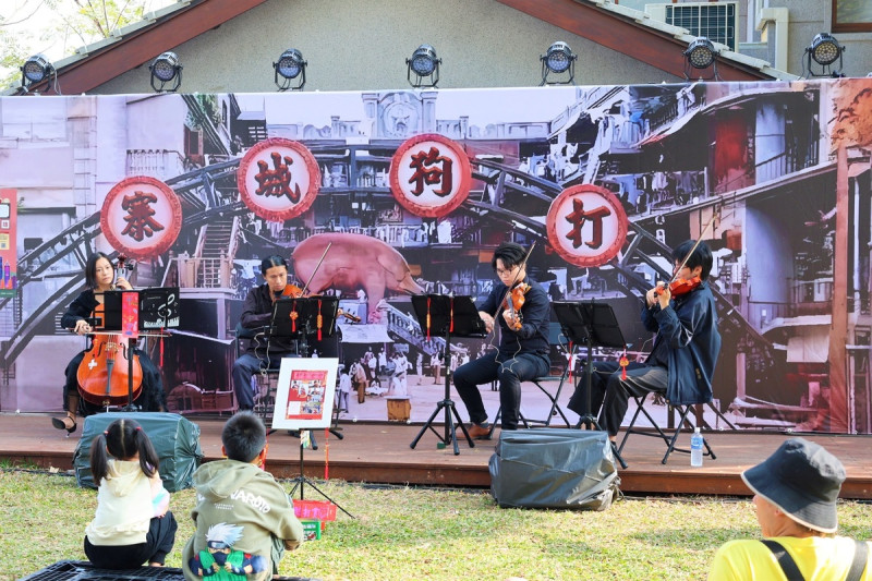 在台港人發起、高雄市政府行政暨國際處舉辦的「香港年宵」，除了港味市集，也有精彩的香港音樂表演。   圖：高雄市行國處提供