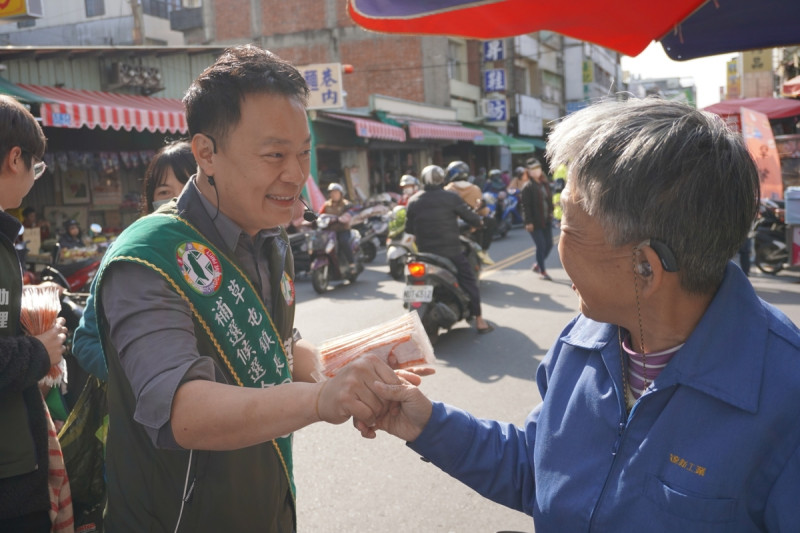 南投縣草屯鎮長補選將於明日投票，民進黨候選人蔡銘軒近來持續衝刺。   圖：翻攝自蔡銘軒臉書