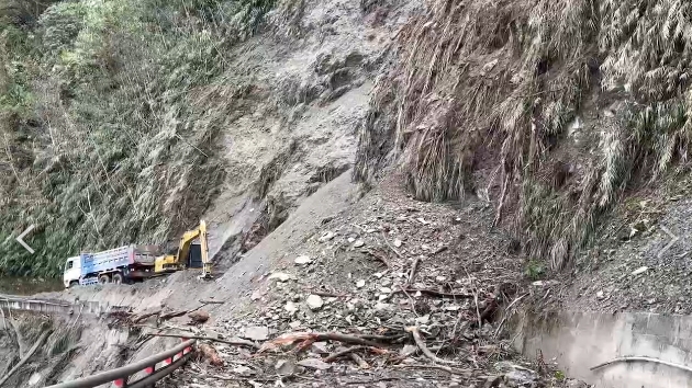 南橫公路台20線栗園路段邊坡土石坍方。   圖/關山工務段提供