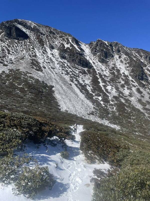 雪霸國家管理處通知，目前雪山主峰步道、圈谷、黑森林等地還在陸續降雪。   圖：雪霸國家公園／提供