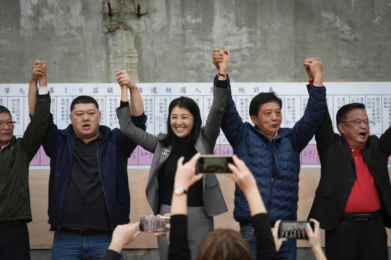 草屯鎮第19屆鎮長補選，國民黨候選人簡賜勝(右2)在南投縣長許淑華(中)陪同下自行宣布當選。   圖:翻攝簡賜勝臉書