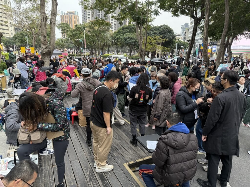 藍白立委聯手在立法院會中大刪中央總預算，台中市罷免團體18日在勤美綠園道設攤接受民眾連署罷免提議書，反應熱絡。   圖:民眾提供