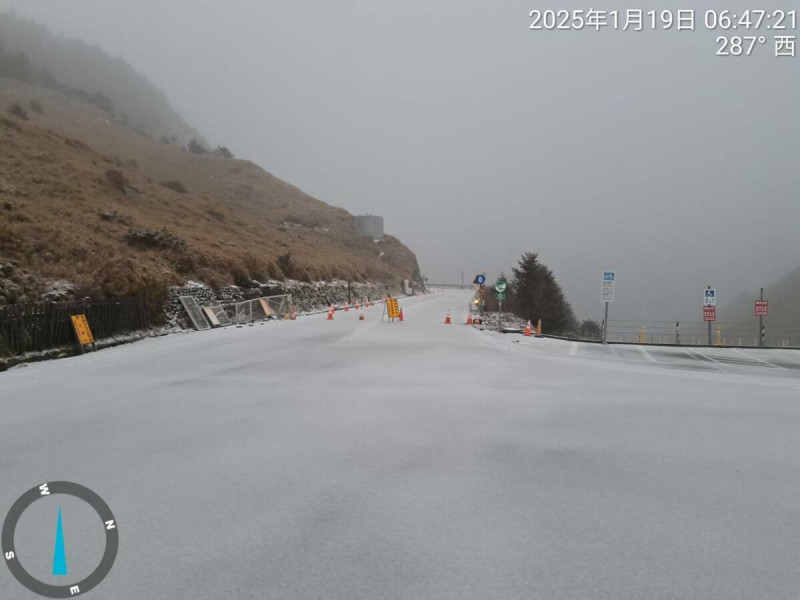 合歡山今晨飄雪，道路如被灑上糖霜般美不勝收。   圖/林保署南投分署松雪樓提供