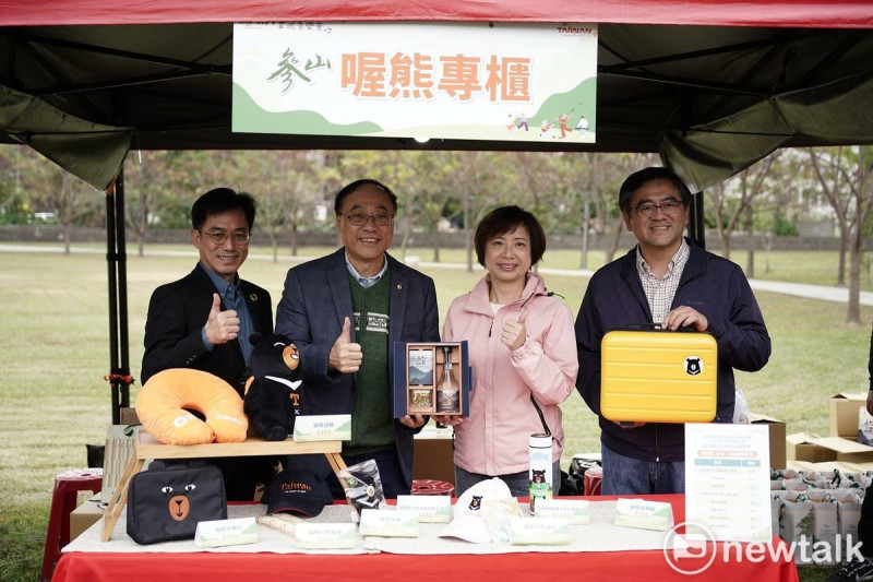 參山處為慶祝霧峰列為管理轄區，與霧峰餐會合作推出紀念酒「參山初霧」。   圖：唐復年/攝