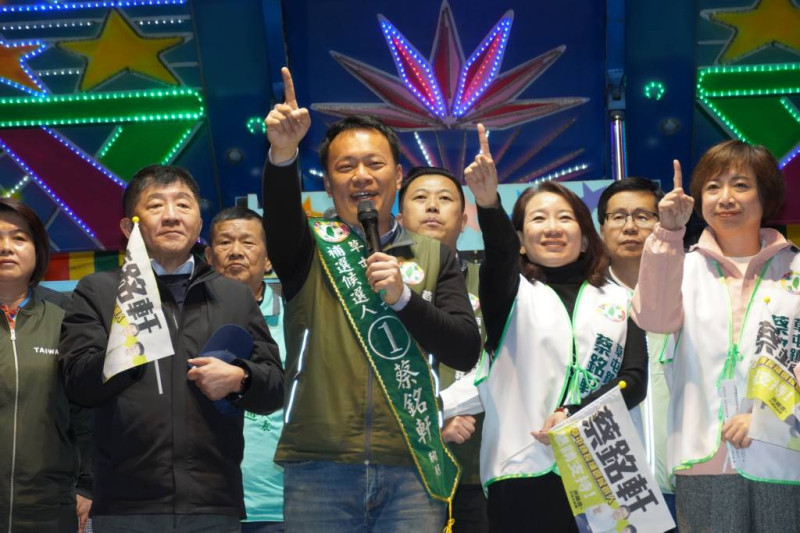 蔡銘軒（左2）隸屬立委羅美玲（左3）系統，選前邀請前衛福部長陳時中（左1）等人站台，仍未能突圍。   圖：翻攝自羅美玲臉書