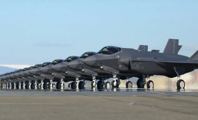 美軍 F-35 戰機中隊。(示意圖)   圖 : 翻攝自 墨甲戰刃(資料照)