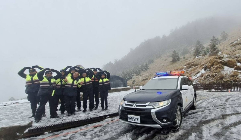 臉書粉專「中橫路況交通資訊站」分享一群在雪地中仍認真執勤的員警合照，感謝員警們冒著低溫守護用路人安全。   圖：翻攝自中橫路況交通資訊站