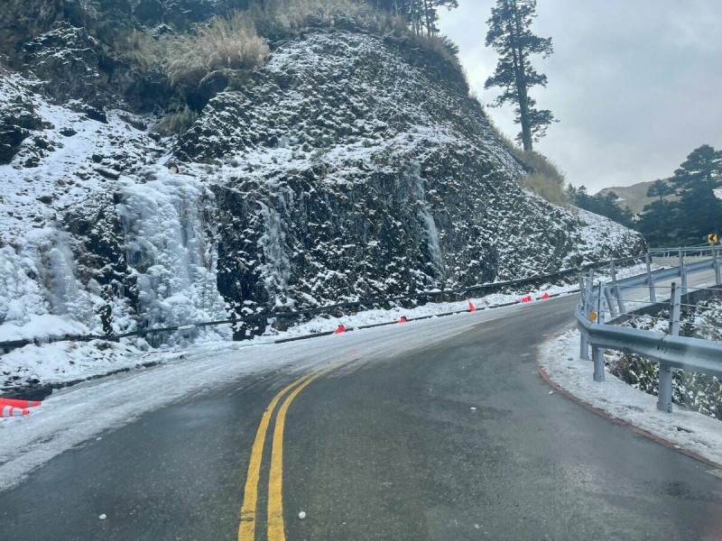 台14甲線合歡山路段受寒流影響，合歡山高海拔路段接可能出現路面結冰情形。   圖：公路局／提供