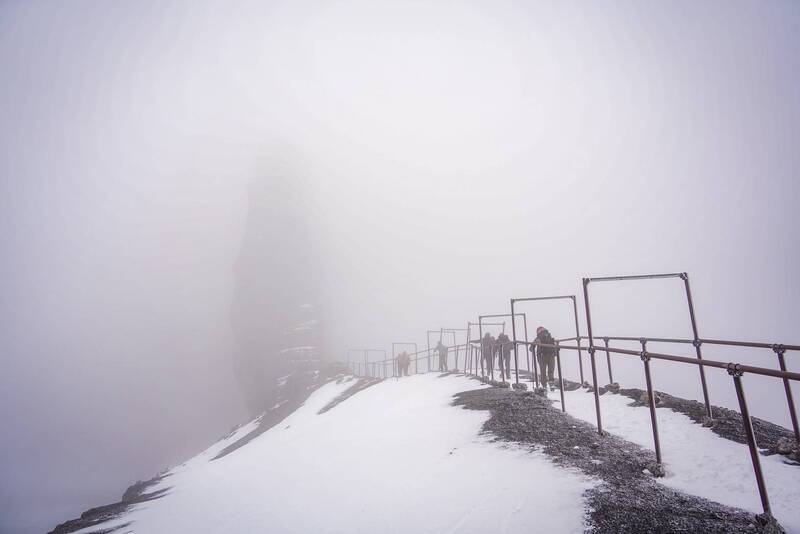 受接連冷氣團與水氣充足影響，雪山主峰周邊積雪已逾15公分，大霸尖山霸基處及稜線有明顯積雪、結冰；雪霸國家公園管理處提醒，民眾追雪前務必「停、看、聽」，以維護登山安全。   圖：中央社/山友顏嘉男提供