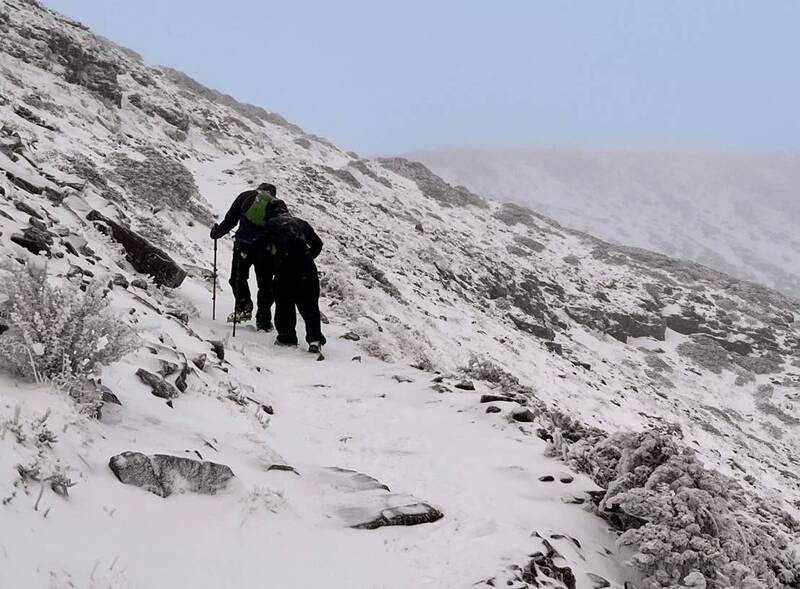 雪霸國家公園管理處20日表示，雪山主峰周邊積雪逾15公分，圈谷步道上有明顯積雪，且需留意冰、雪、岩混合地形，請山友小心通行。   圖：中央社/山友楊國家提供