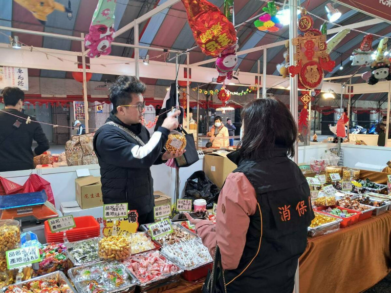 消保官突擊稽查年貨大街攤商。   圖：桃園市法務局/提供