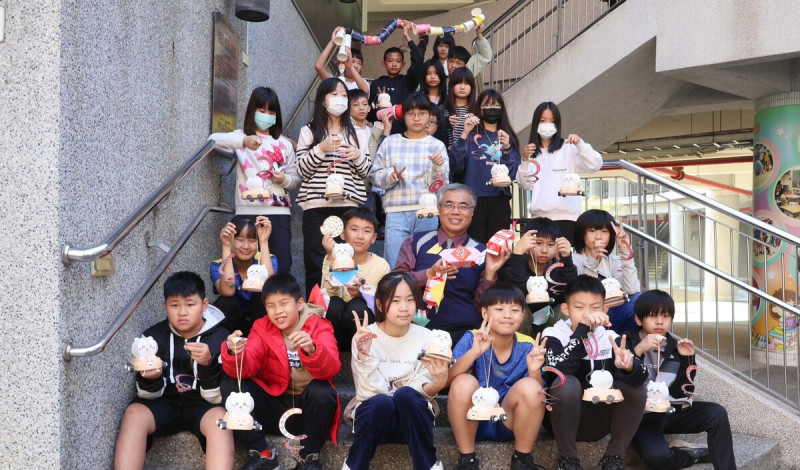 高雄市河堤國小學生在休業式上，同步與全市各小學與幼兒園學拿到市府發放的「吉伊卡哇」小提燈。   圖：高雄市教育局提供