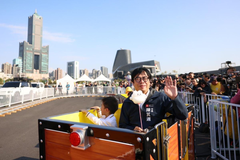 陳其邁邀幼兒園小朋友搶先體驗遊樂設施。   圖：高雄市觀光局提供