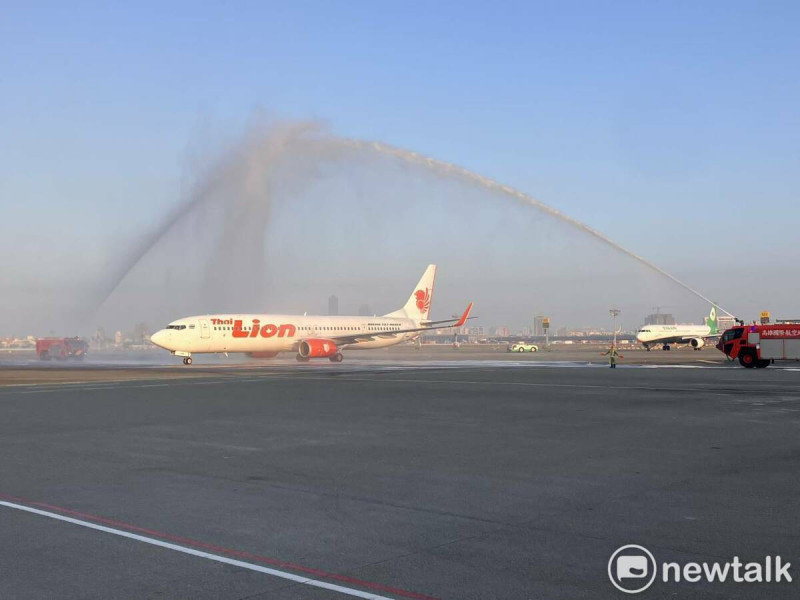 高雄機場以水門禮接新航線首航班機抵達。   圖：孫家銘／攝