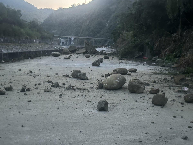 嘉義地震導致多處道路出現落石。   圖：嘉義縣政府提供