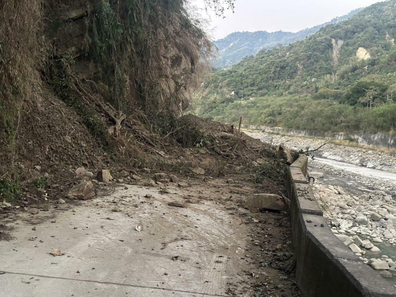 嘉義地震導致多處道路中斷，其中在大埔永樂村5鄰埔頂34號則出現土石崩落。   圖：嘉義縣政府提供