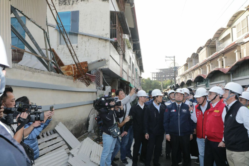 行政院院長卓榮泰南下災區，由臺南市長黃偉哲陪同前往玉井仁愛街大廈、楠西老人文康中心、楠西國小、受損民宅等處關心與慰問民眾。   圖：台南市政府提供