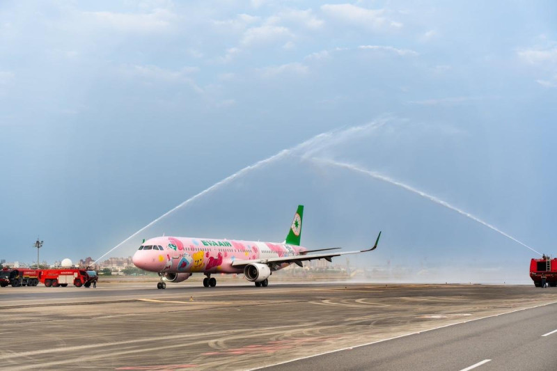 高雄國際航空站特別安排灑水儀式，慶祝長榮航空「粉萌機」首航香港。   圖：長榮航空提供