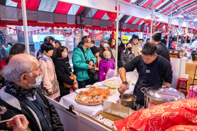 桃園年貨大街採買人潮。   圖：桃園市經發局/提供